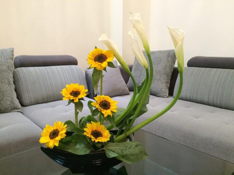 mẫu hoa để bàn phòng khách cắm nghiêng