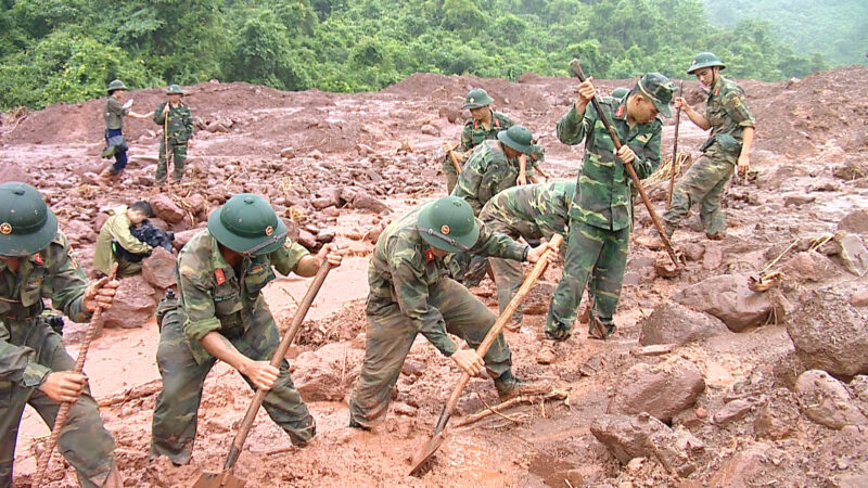 Wunderschöne Fotos von Soldaten in der Hochwassersaison