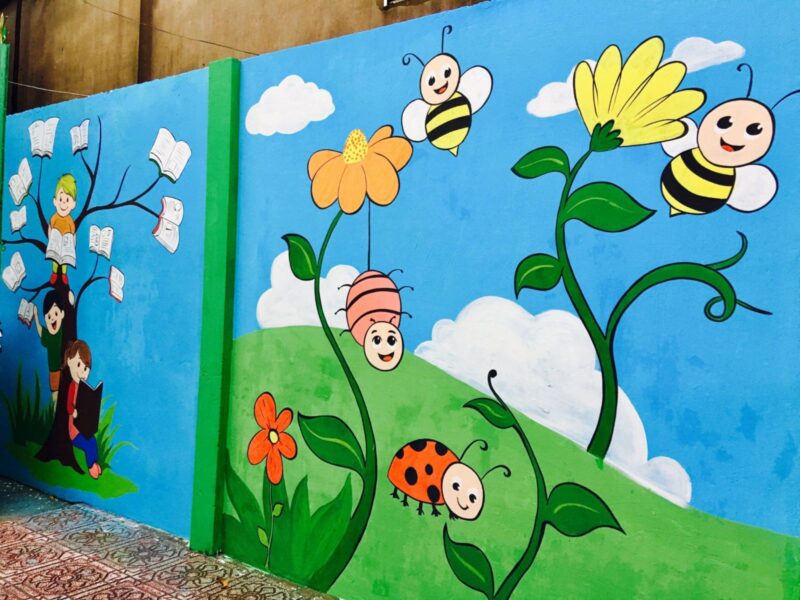 Tranh tường mầm non đẹp có ong và hoa