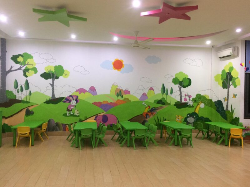 Tranh tường mầm non đẹp con vật trên đồi cỏ