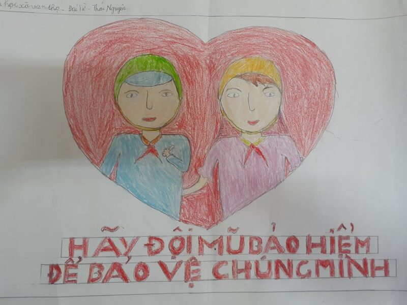 vẽ tranh đội mũ xinh bảo vệ chúng mình bằng sáp màu đơn giản