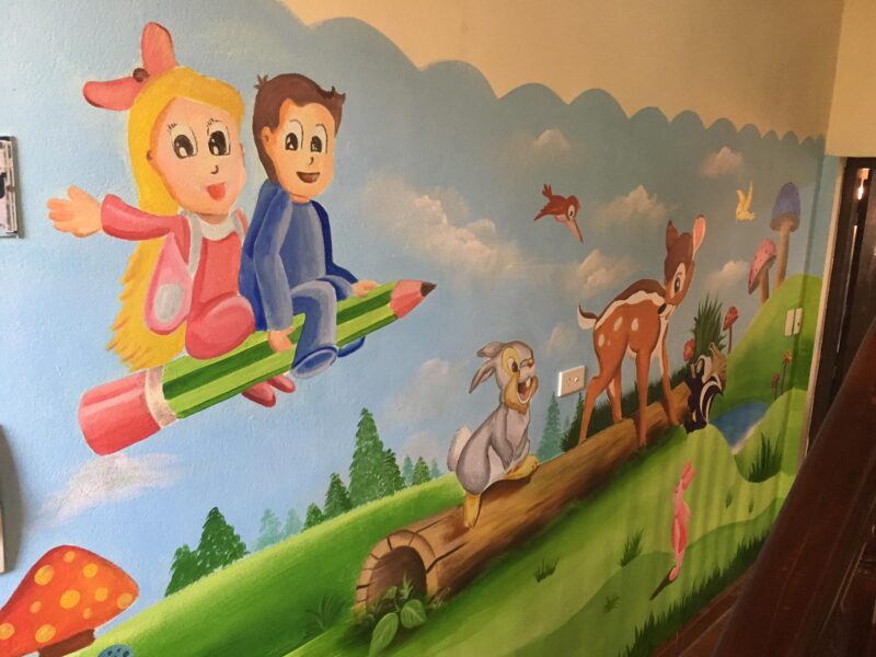 Vẽ tranh tường mầm non đẹp bút chì xanh