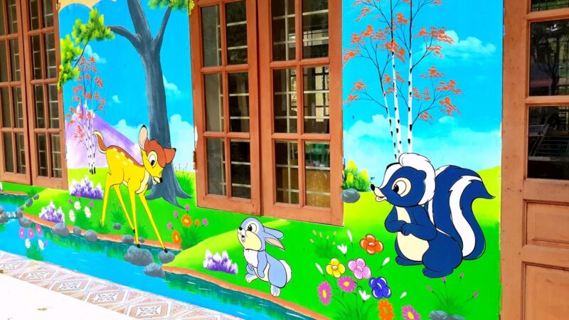 Vẽ tranh tường mầm non đẹp nền trời xanh