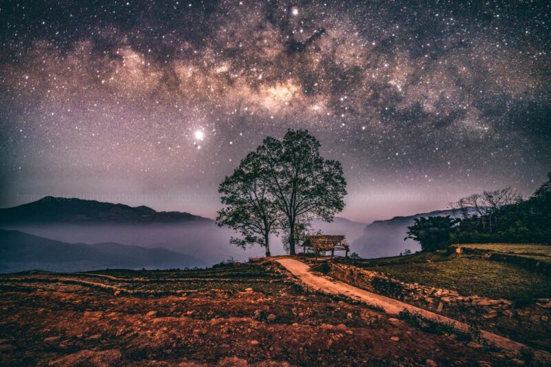 Trauriges Nachtfoto mit vielen Sternen am Himmel