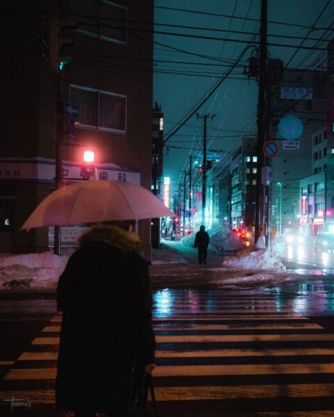 Trauriges Nachtfoto, das im Regen spaziert
