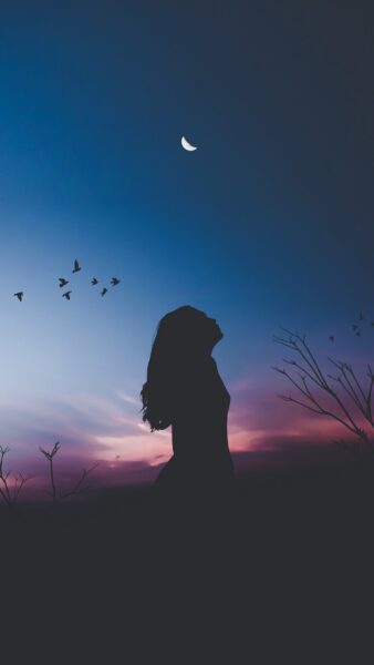 Trauriges Nachtfoto mit dem Schatten eines Mädchens