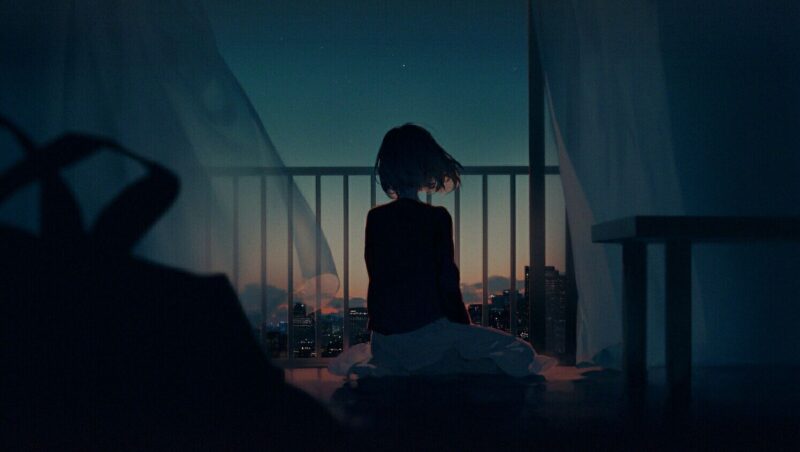 Trauriges Nachtfoto des Mädchens auf dem Balkon