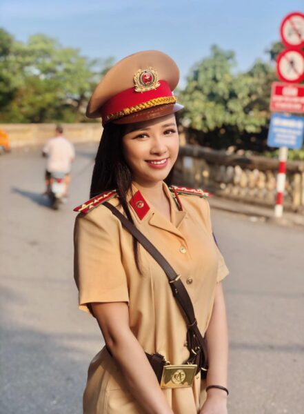 Ảnh nữ công an giao thông