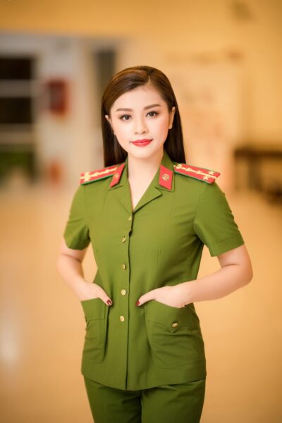 Hình ảnh nữ công an nhân dân Việt Nam