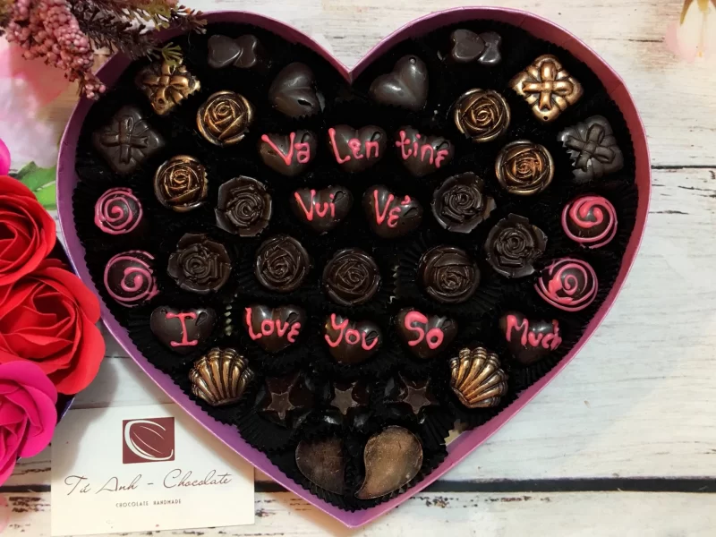 Hình ảnh socola valentine có ghi chữ chúc mừng