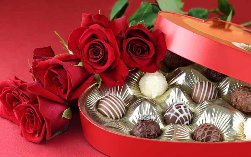 Hình ảnh socola Valentine và hoa hồng