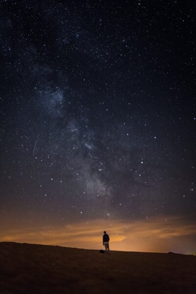 Trauriges Nachtbild von Menschen unter den Sternen