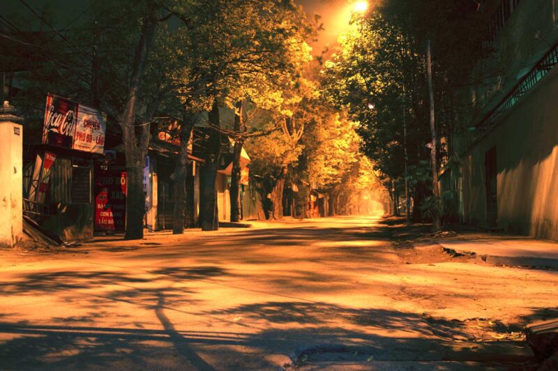 Trauriges Nachtbild auf leerer Straße