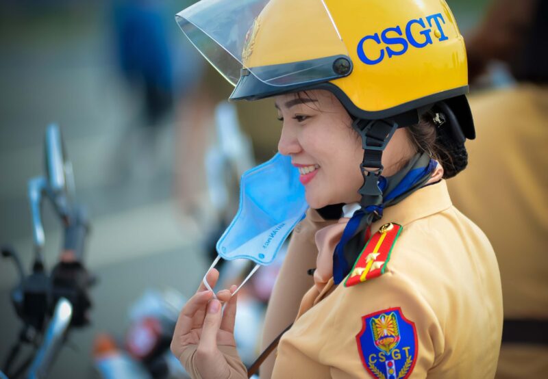 Hình nữ cảnh sát giao thông xinh đẹp