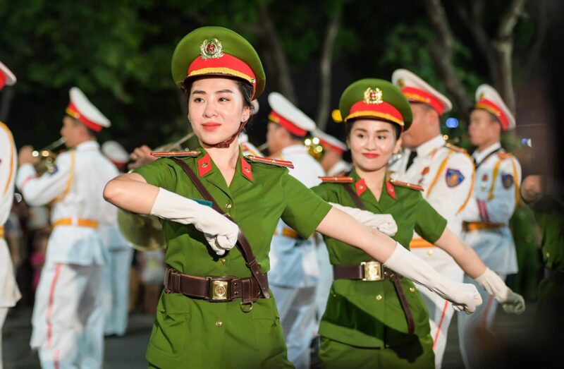 Hình nữ công an bước đều
