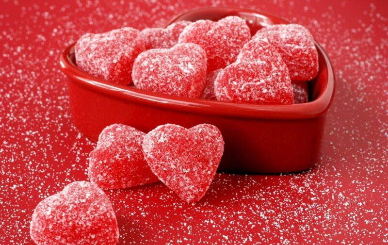 Hình socola valentine màu đỏ phủ bột trắng