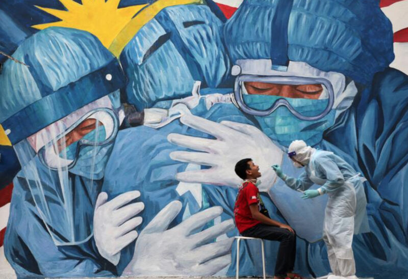 Tranh vẽ đeo khẩu trang trên tường lớn