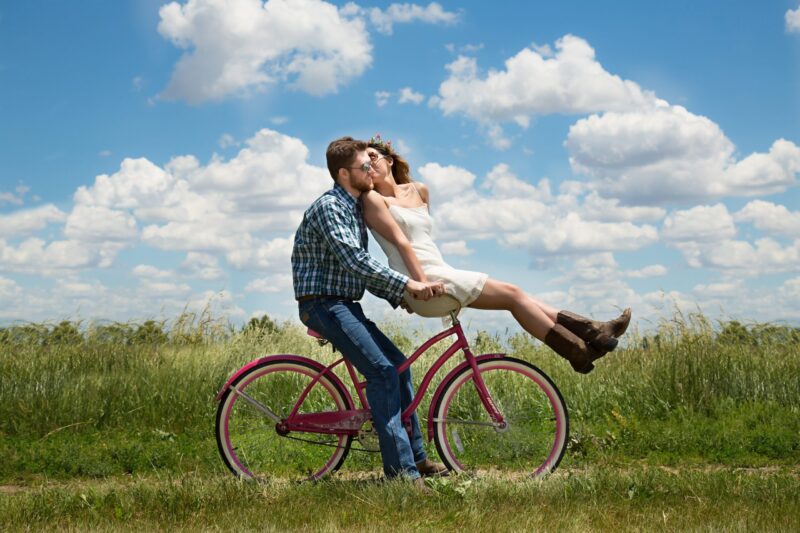 hình cặp đôi cùng nhau đạp xe đạp