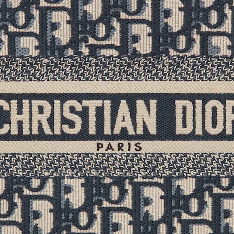 Hình nền Christian Dior là một sự kết hợp tuyệt vời giữa sự tinh tế và sang trọng. Được thiết kế bởi những nhà thiết kế tài năng, hình nền này thực sự là một tác phẩm nghệ thuật. Hãy nhấn vào đây để chiêm ngưỡng những đường nét hoàn hảo của thế giới thời trang.