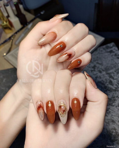 Mẫu nail màu nâu đính đá