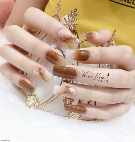 Mẫu nail màu nâu đơn giản