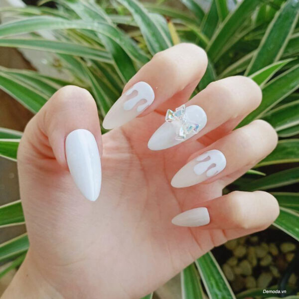 ﻿Mẫu nail màu trắng với móng nhọn