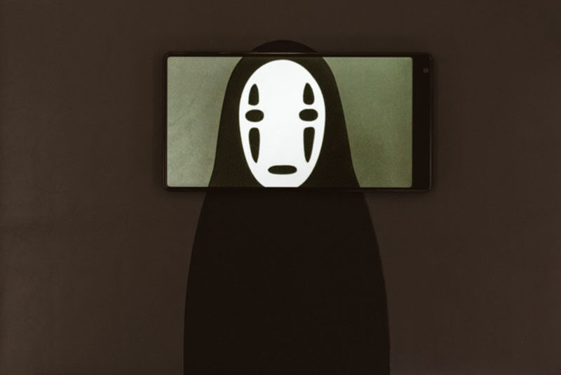 Ảnh Vô Diện nhìn qua khung cửa