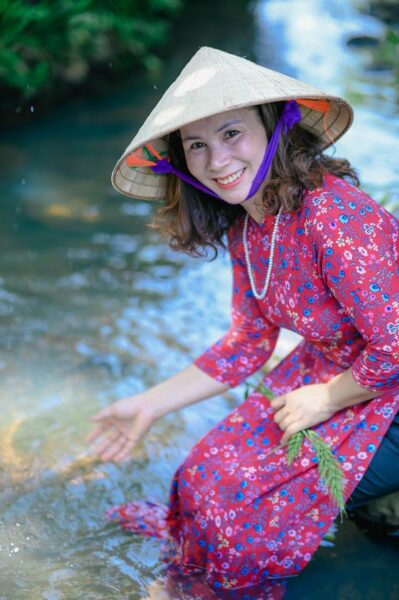 Ảnh đẹp về mẹ đang vẩy nước