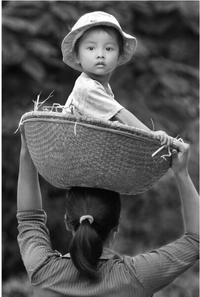 Ảnh đẹp về mẹ địu bé trên đầu