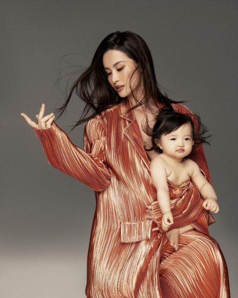 Ảnh đẹp về mẹ Đông Nhi và con gái