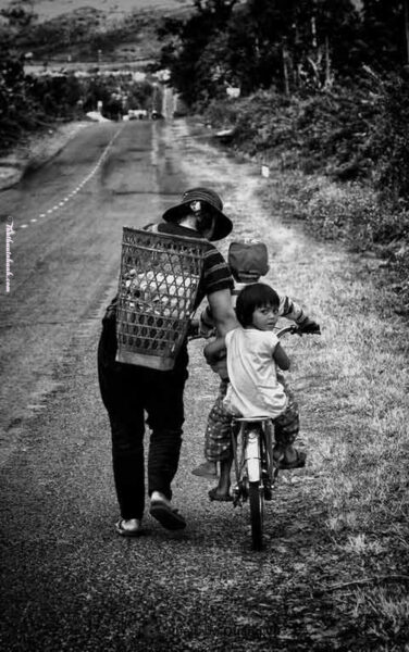 Ảnh đẹp về mẹ vất vả nuôi con lớn khôn