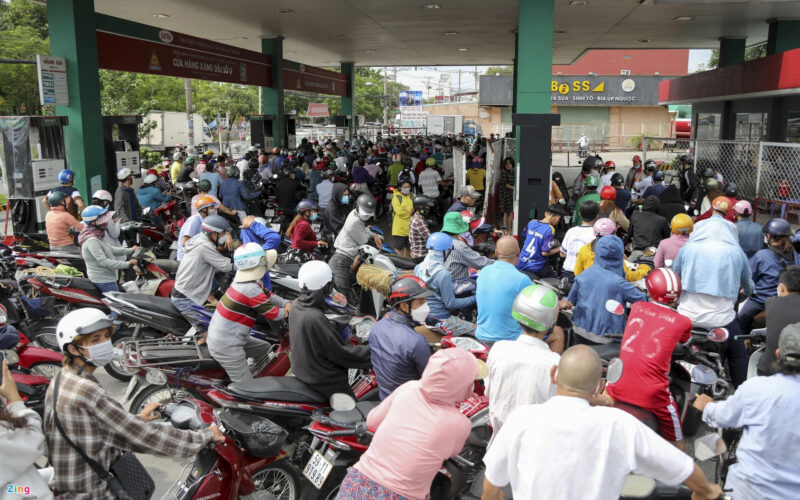 Foto von überfüllten Tankstellen, die für Benzin anstehen
