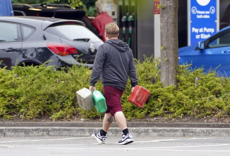 Hình ảnh người dân đổ xăng bằng can xăng mua dự trữ