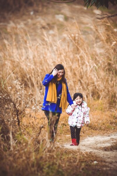 Ảnh về mẹ và bé đi bộ