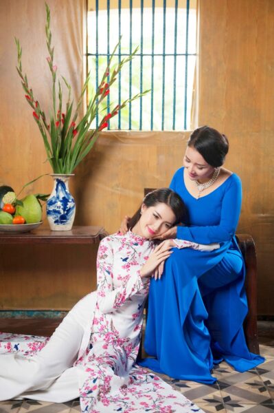 Ảnh về mẹ và con gái mặc áo dài