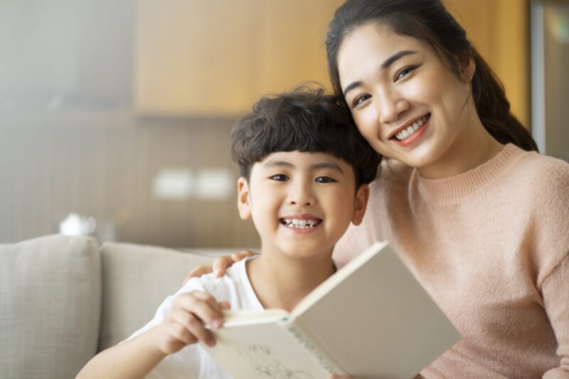 Hình ảnh mẹ cùng con trai học bài