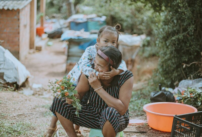 Hình ảnh mẹ đón nhận bó hoa từ con dành tặng