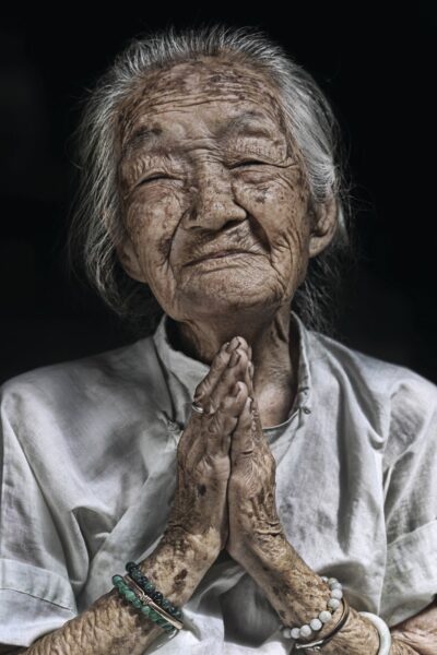 Hình ảnh mẹ già hiền từ