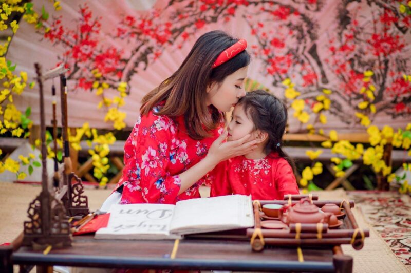 Hình ảnh mẹ hôn lên trán bé