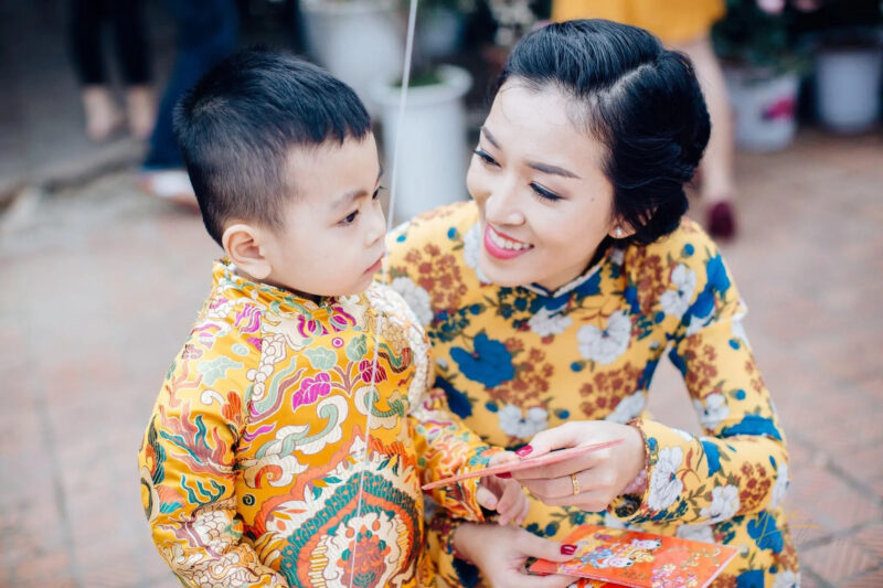 Hình ảnh mẹ và con du xuân