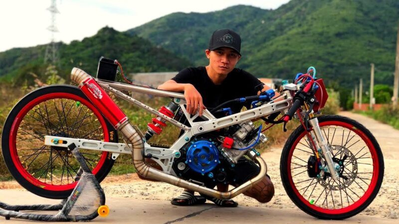 Racing Boy-Bild mit seinem Custom-Bike