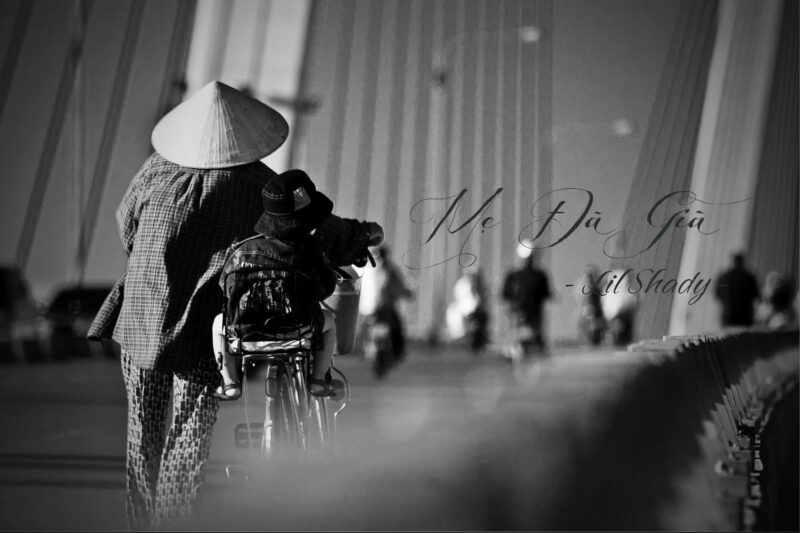 Hình mẹ dắt xe đạp