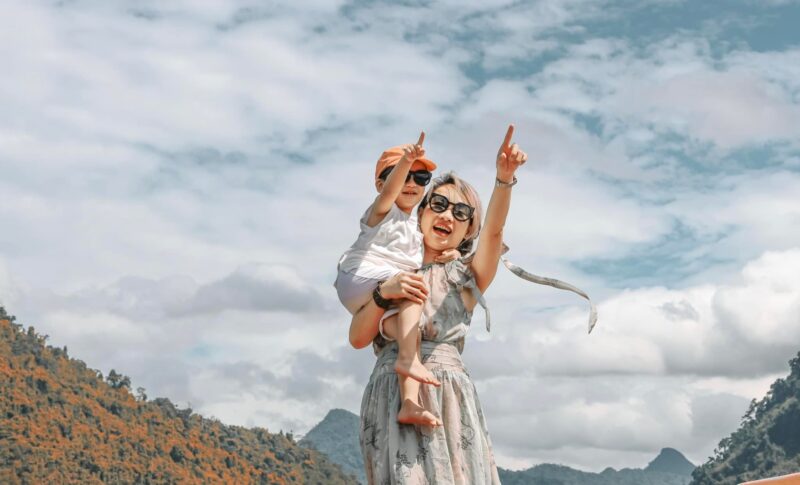 hình mẹ đi du lịch cùng bé
