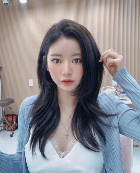 Kiểu tóc uốn layer cho mặt trái xoan