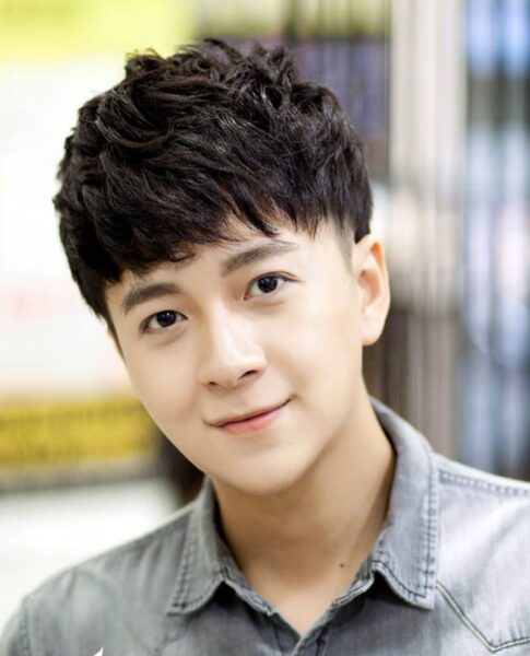 Kiểu tóc uốn layer của Ngô Kiến Huy