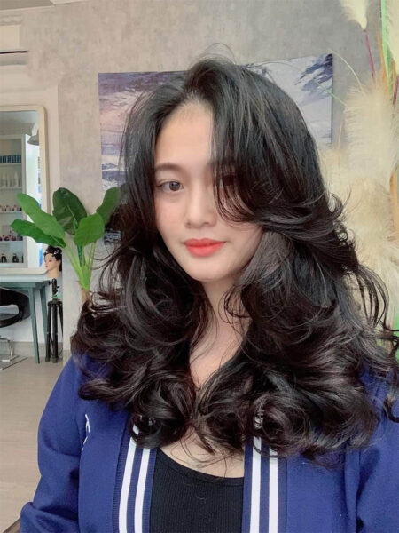 Kiểu tóc uốn layer điểm xoăn nhẹ