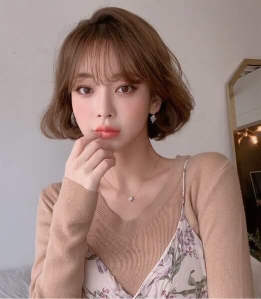 Kiểu tóc uốn layer ngắn ngang tai