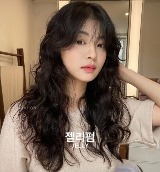 Kiểu tóc uốn layer xoăn sóng nước