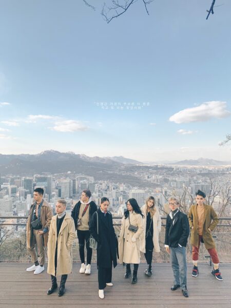 Ảnh nhóm bạn thân chụp ảnh dưới trời mùa đông