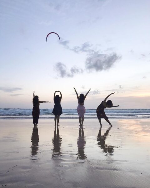 Ảnh nhóm bạn thân chụp ảnh ngoài biển